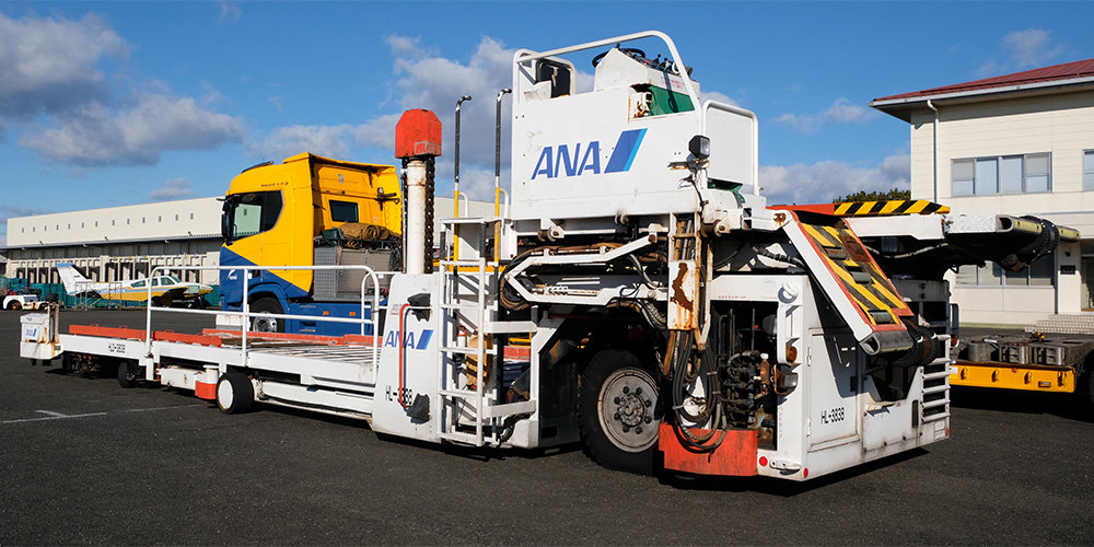 鳥取空港で活躍していたハイリフトローダーが教材車に仲間入り